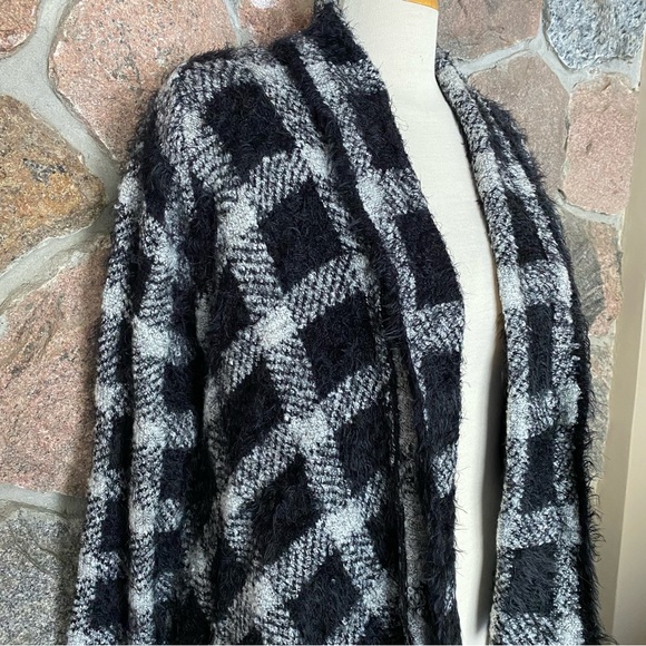 ⭐️HOST PICK!⭐️Cozy black and white waterfall cardigan sweater - Picture 2 of 6